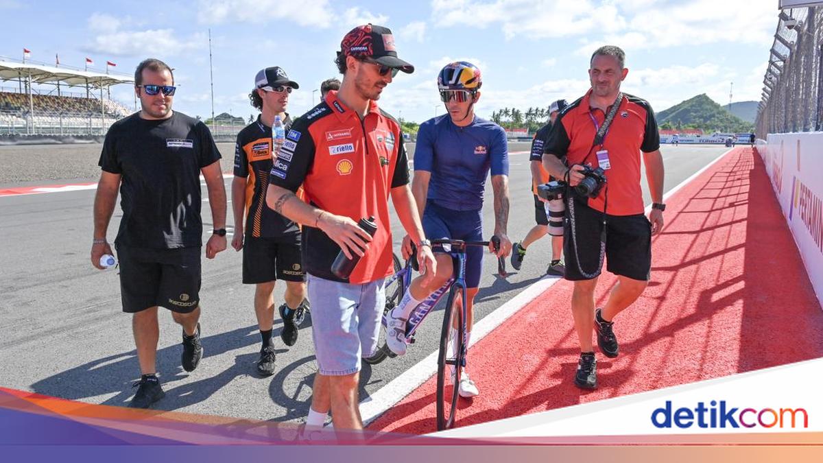 Pecco Bagnaia &amp; Maverick Vinales Jalani Track Walk di Sirkuit Mandalika