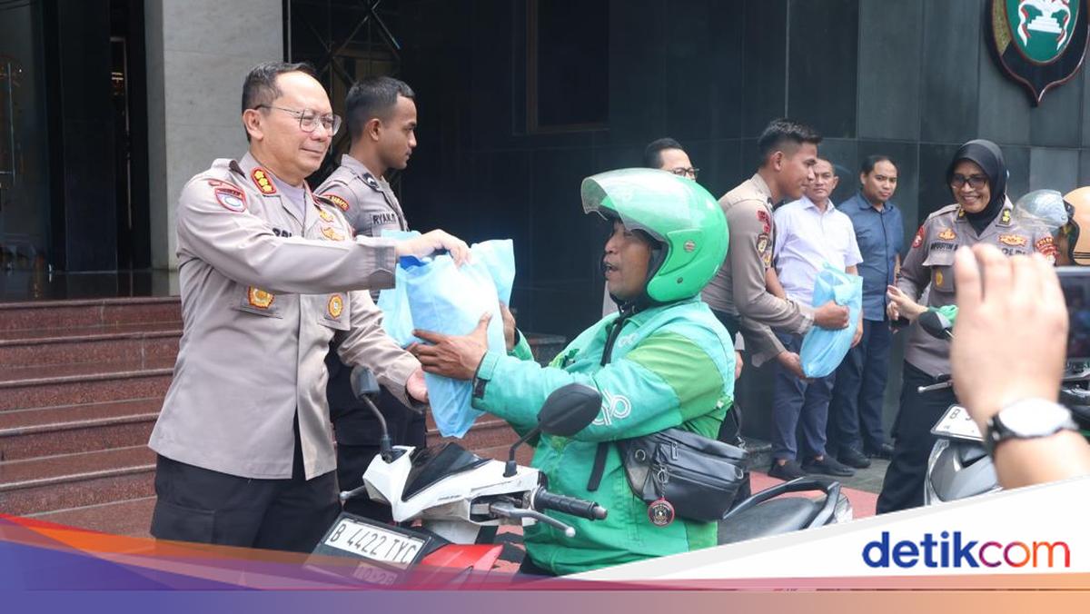 Polda Metro Gelar 'Jumat Peduli', Ojol Berterima Kasih ke Kapolda