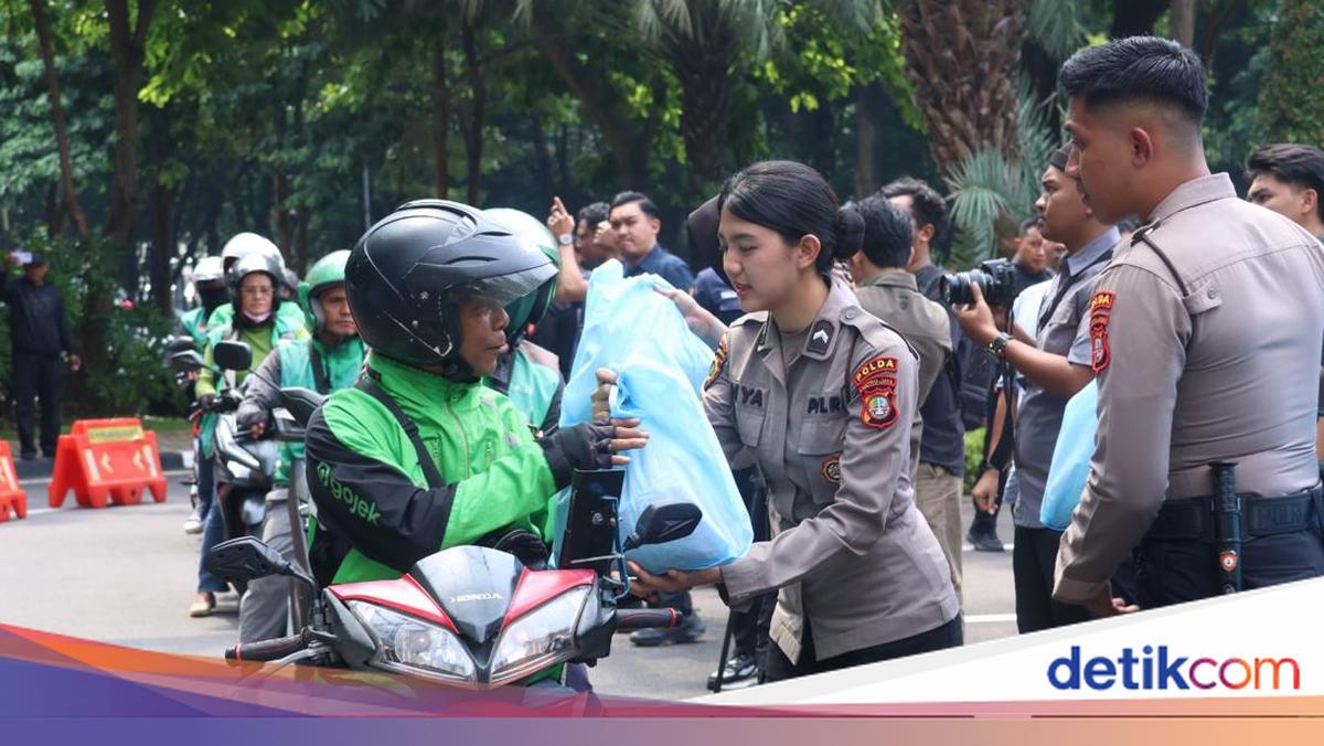 Polda Metro Gelar 'Jumat Peduli', Ojol Berterima Kasih ke Kapolda
