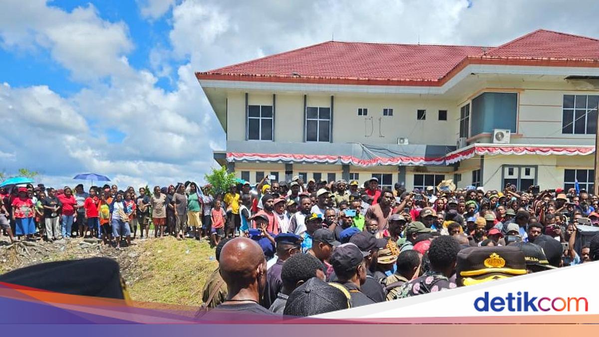 Kantor Bupati Yalimo-2 Mobil Dinas Rusak Imbas Ricuh Jelang Prosesi Damai