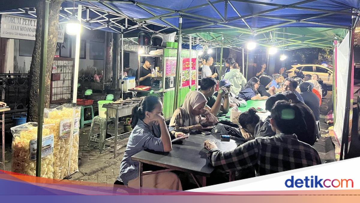 Huaah! Tersengat Pedasnya Sambal Ayam Ngondek yang Viral di Gandaria