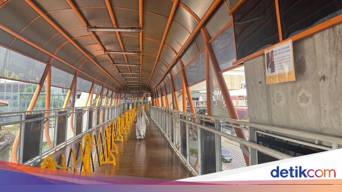 Skywalk Kebayoran Masih Berbau, Warga Harap Noda Kotoran Kucing Dibersihkan