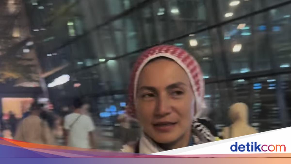 Wanda Hamidah Sampai Indonesia dengan Selamat Usai Gagal Berlayar ke Gaza