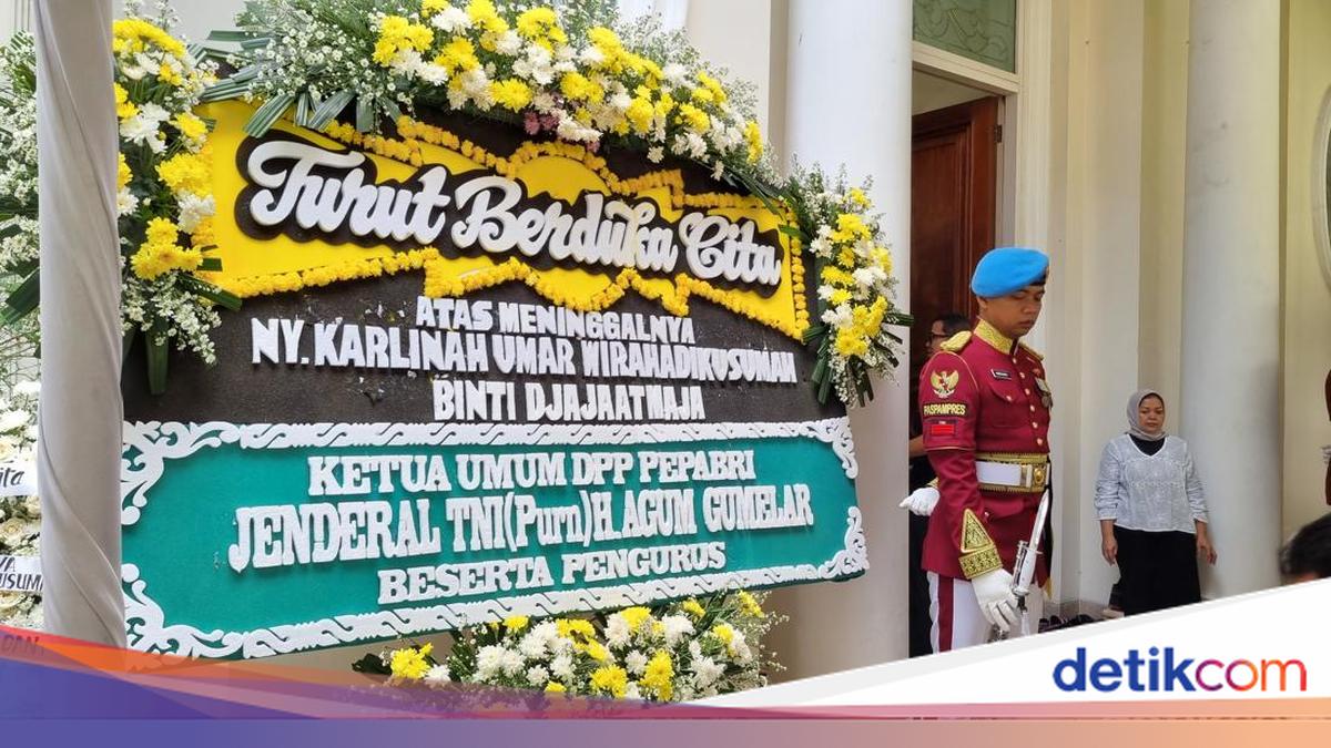Suasana Rumah Duka Istri Wapres ke-4 Umar Wirahadikusimah di Menteng