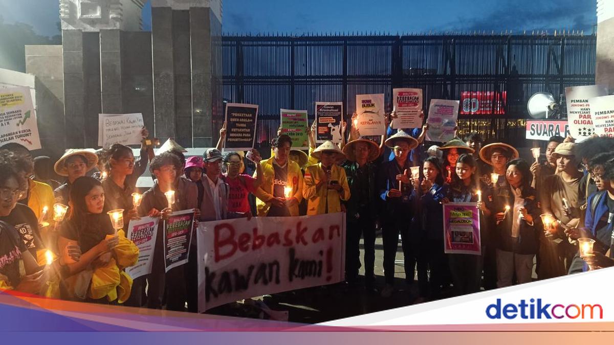 Massa Nyalakan Lilin, Aksi 'Piknik' di Depan Gedung DPR Selesai