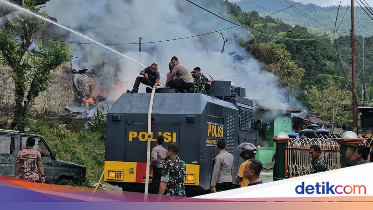 Polri Kerahkan Water Canon Bantu Padamkan Kebakaran di Kodam Lama Jayapura