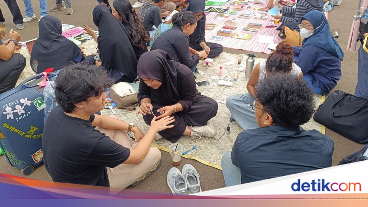 Aksi 'Piknik' di DPR Bawa 3 Tuntutan, Minta Tahanan Kericuhan Dibebaskan