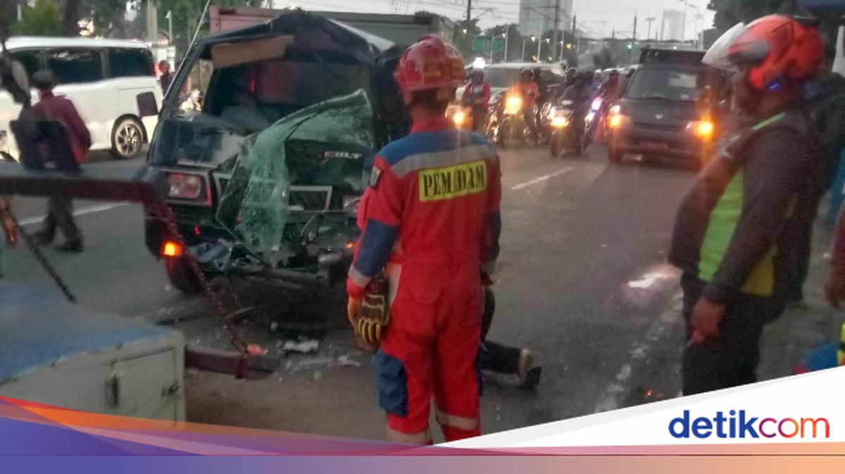 Mobil Boks Tabrak Metrotrans Berpenumpang di Pasar Minggu, 1 Orang Luka