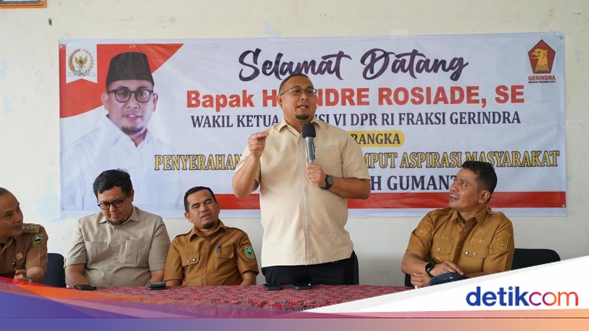 Andre Rosiade Salurkan Ratusan Beasiswa PIP Buat Pelajar di Kabupaten Solok