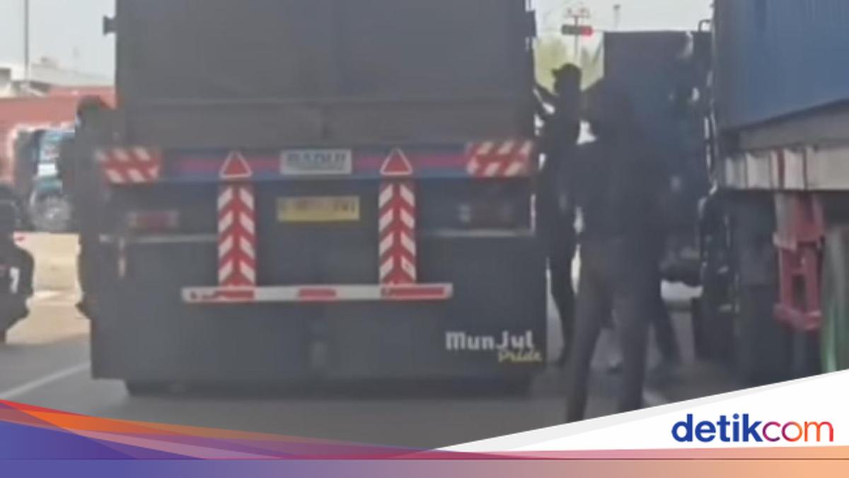 Tak Ada Takut-takutnya Bajing Loncat Tengah Hari Bolong di Koja