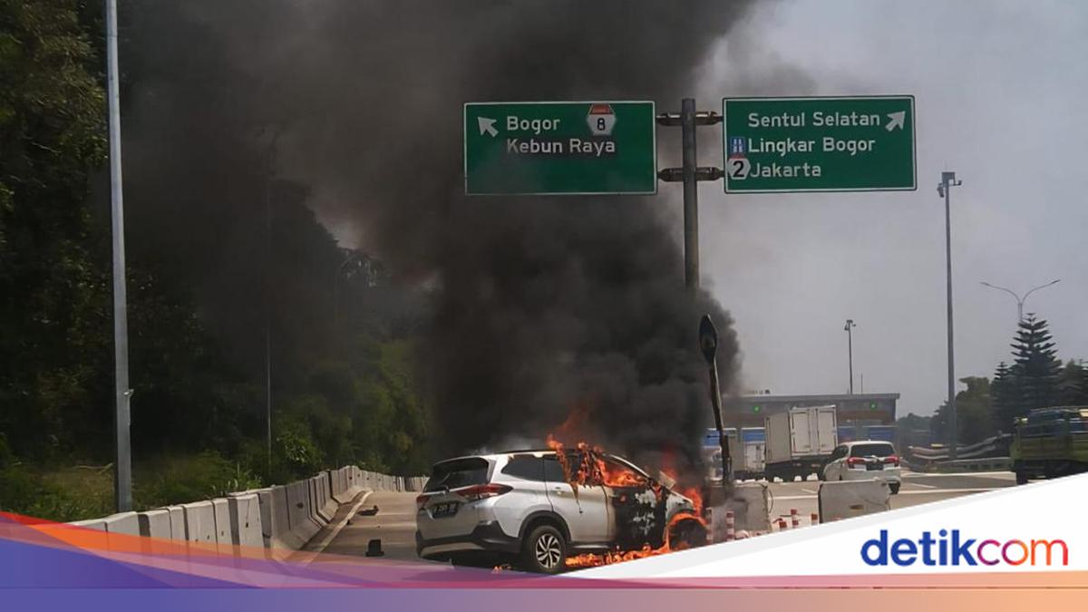 Mobil Dilalap Api gara-gara Sopir Ngantuk Nabrak di Tol Jagorawi