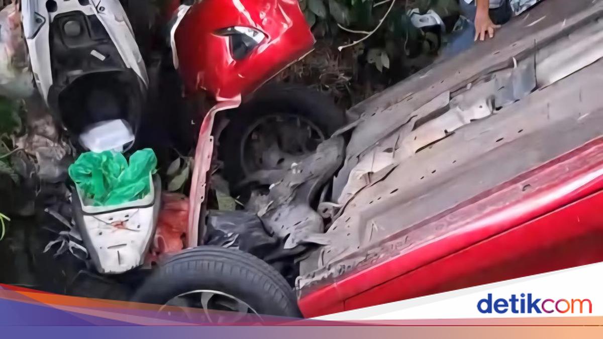 Mobil Nyungsep ke Kali di Bogor gara-gara Sopir Salah Injak Pedal