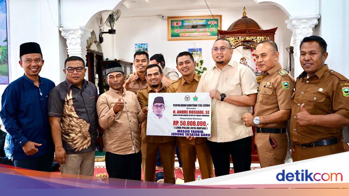 Perkuat Infrastruktur, Andre Rosiade Serahkan Bantuan ke Masjid di Solok