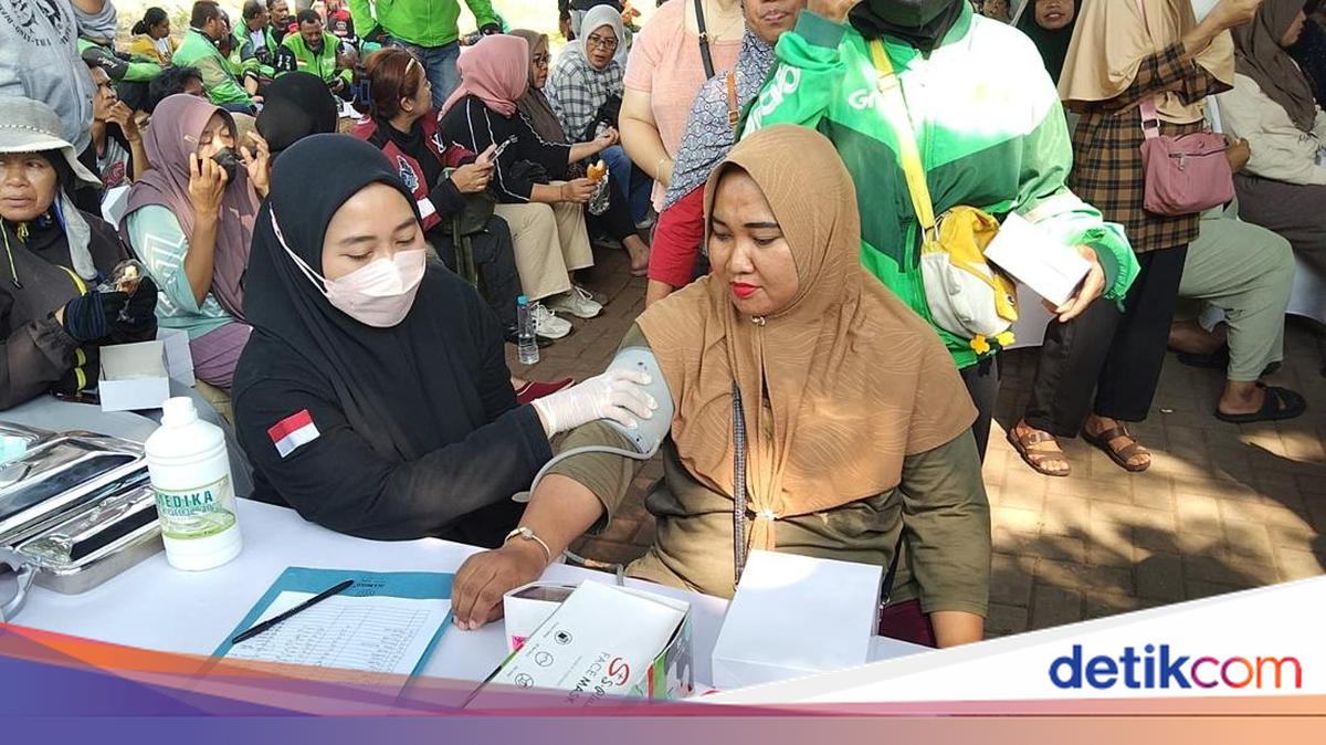 Polda Metro Gelar Baksos-Cek Kesehatan di Cakung, Ratusan Warga Antusias
