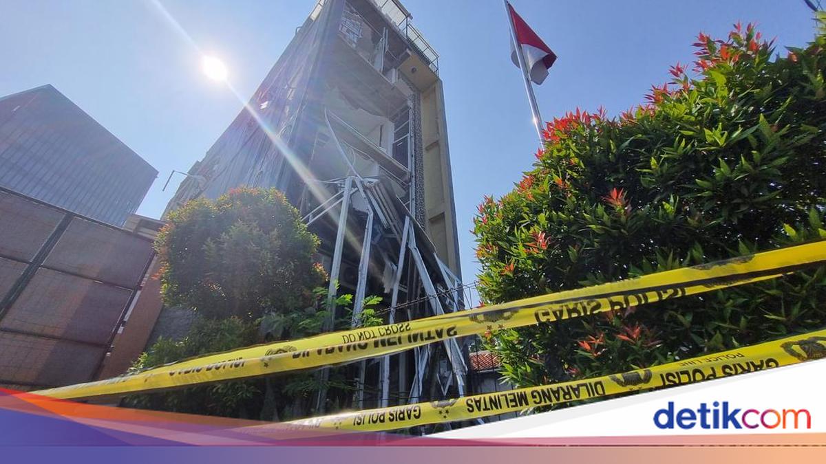 Gedung Farmasi di Tangsel Digaris Polisi Usai Ledakan, Puing-puing Berserakan