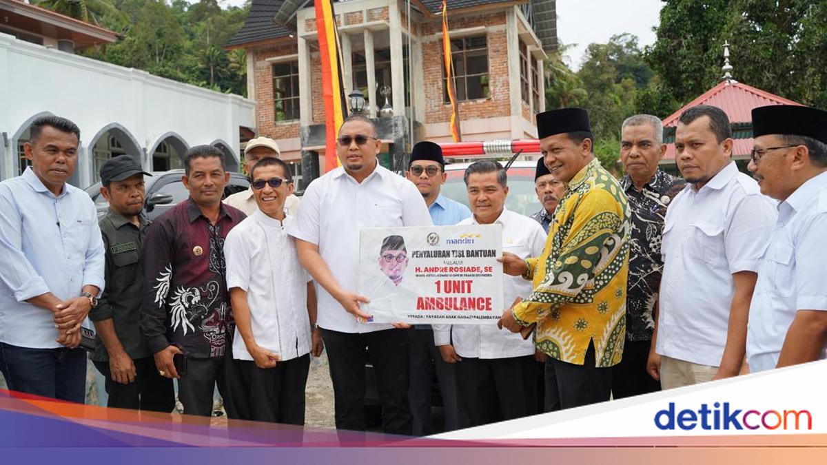 Andre Rosiade Serahkan Ambulans untuk Masjid Raya Palembayan Tangah Agam