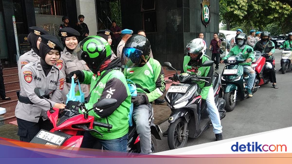 Polda Metro Berbagi Lewat 'Jumat Peduli', Ajak Ojol Jaga Jakarta