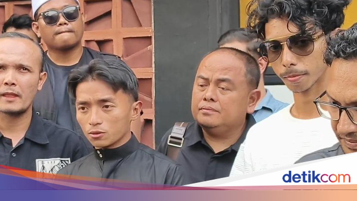 Kochada erkaklarni silkitgan ayollar videolari Yigitlar qizni jinsiy aloqa qilishga kondirmoqchi.