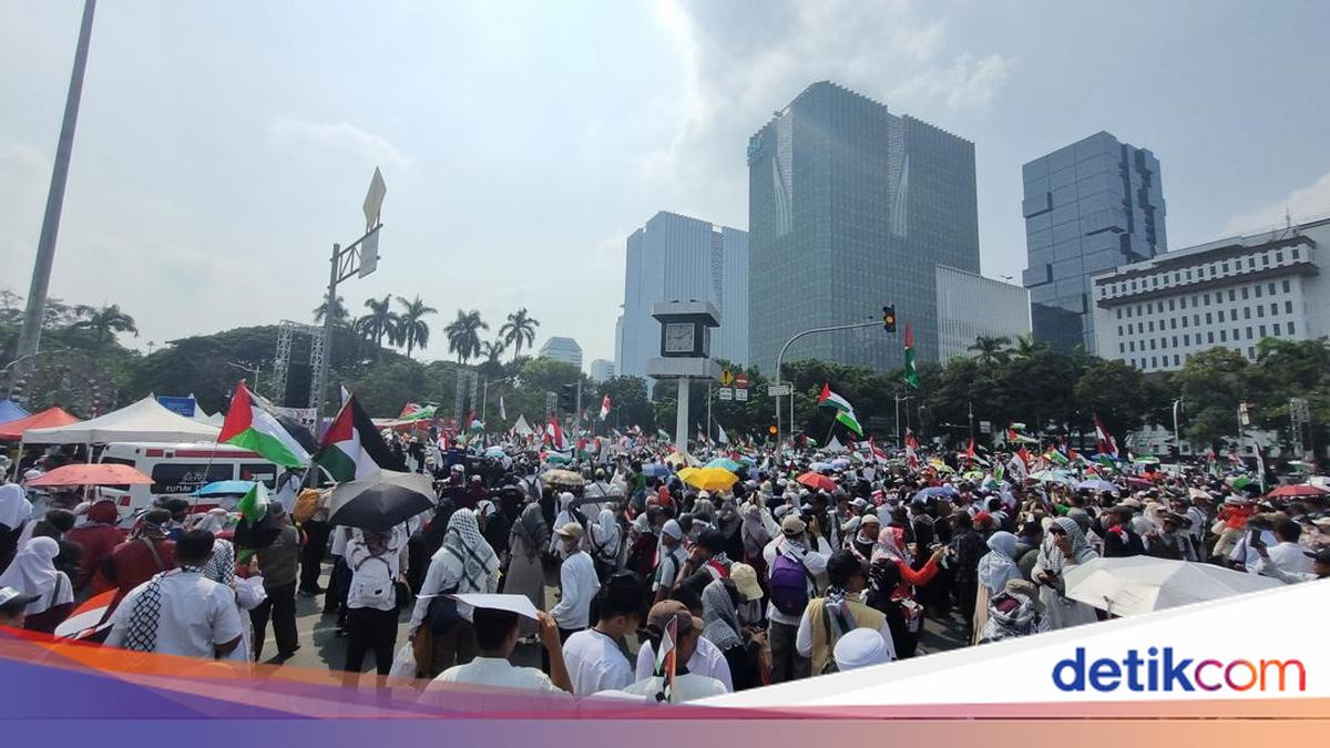 Massa Kompak Nyanyi 'Heal The World' di Aksi Bela Palestina Patung Kuda