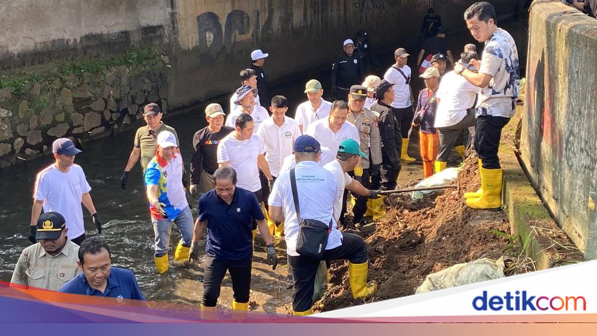 Menteri LH Bersih-bersih Sungai Cipinang Bareng Pemkot Depok