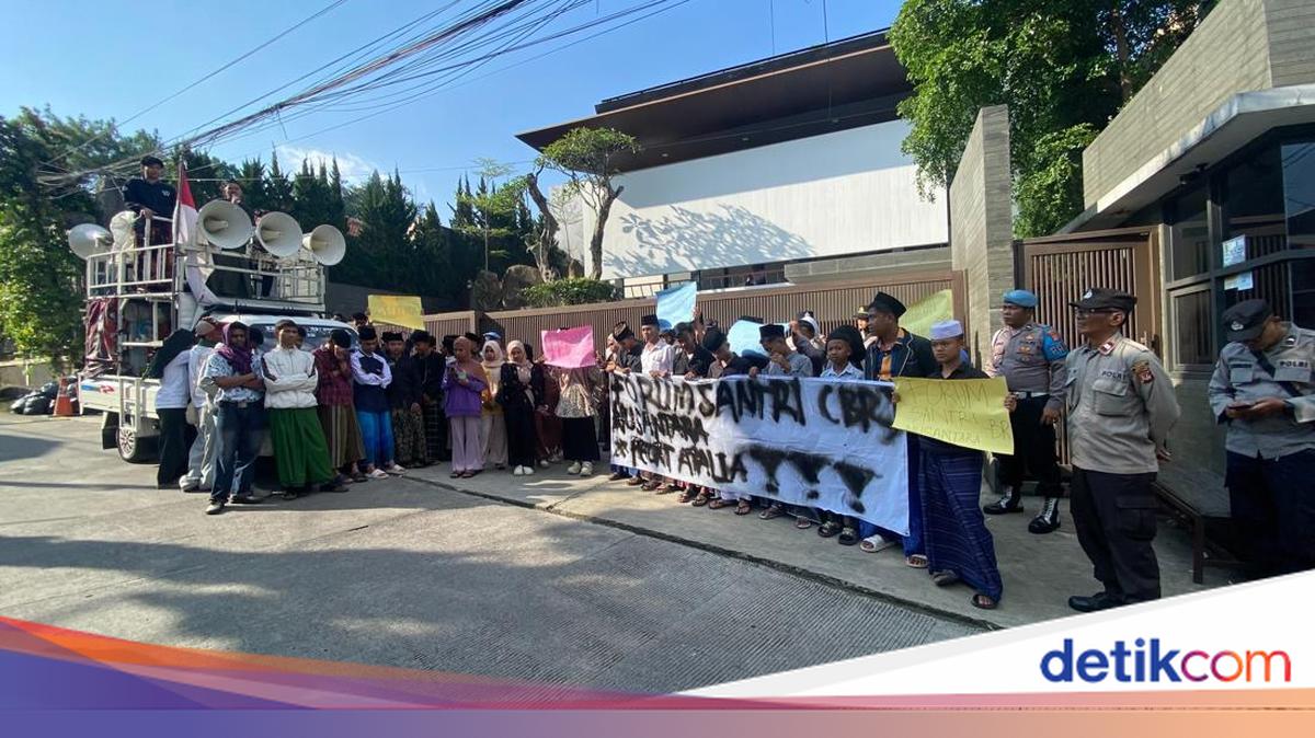 Sejumlah Orang Demo di Rumah RK Buntut Ucapan Atalia soal Ponpes Al Khoziny