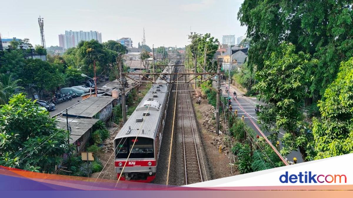 Bahaya Bermain di Rel Kereta Api, Ada Sanksi Bagi Pelakunya