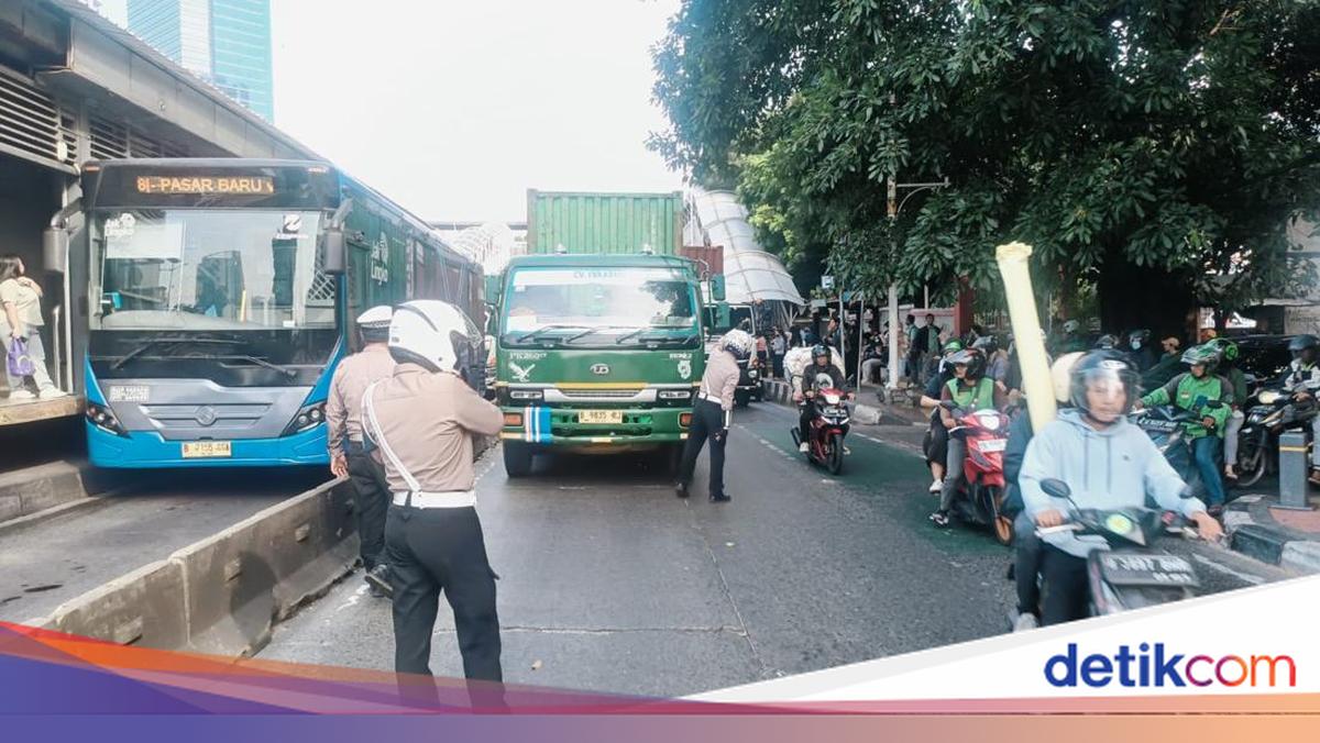 Truk Mogok di Tanjung Duren Dievakuasi, Lalin Kembali Normal