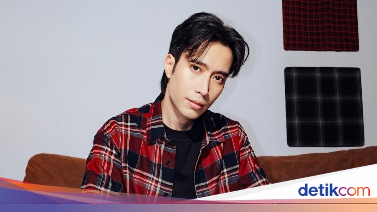 Vidi Aldiano terima dukungan doa dari publik saat fokus pada kesehatan. Ia berbagi semangat dan harapan untuk terus berjuang dan mencintai diri sendiri.