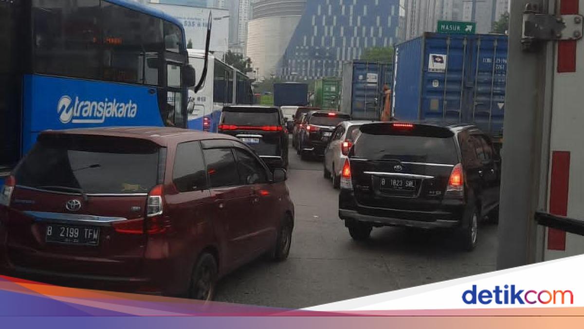 Jalan Letjen S Parman Arah Tomang Macet Imbas Antrean Truk Kontainer