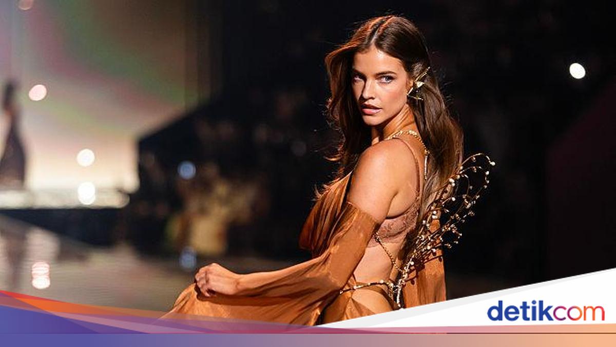 7 Foto Cantiknya Barbara Palvin Tampil di Victoria's Secret Meski Kaki Patah