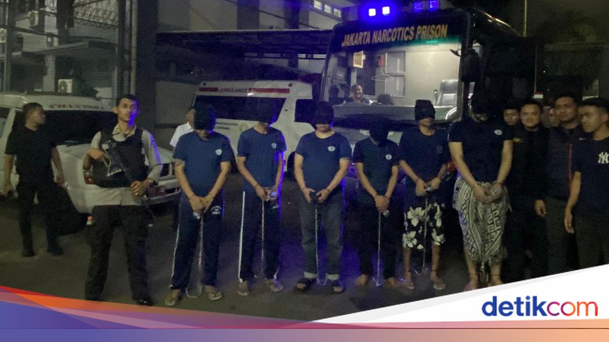 Tampang Ammar Zoni Saat Dipindah ke Nusakambangan: Mata Ditutup-Tangan Diborgol