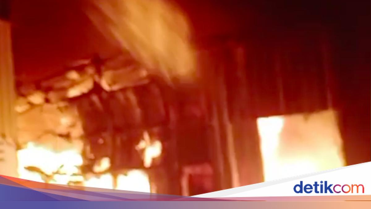 Gudang Paket di Cakung Kebakaran, Sebagian Isinya Hangus Terbakar