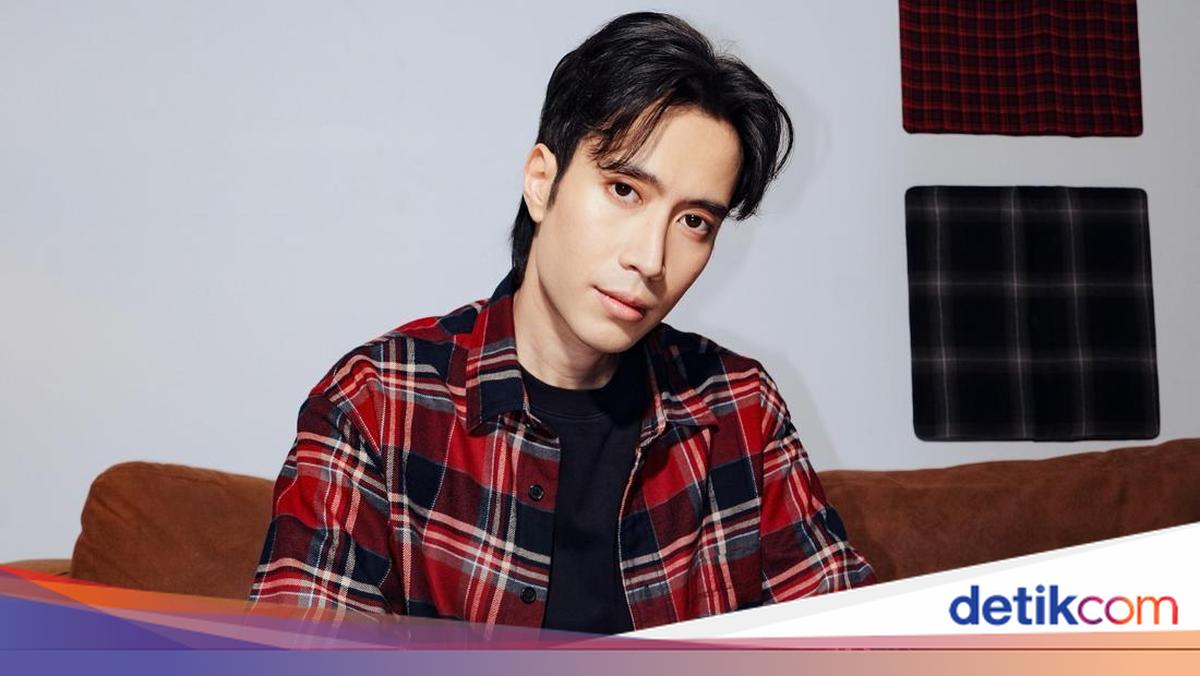 Vidi Aldiano dalam acara musik