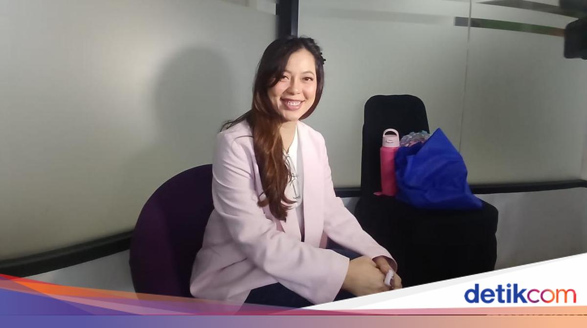 Kekasih Ammar Zoni, Dokter Kamelia, ungkapkan kesedihan atas kondisi Ammar di Lapas Nusakambangan. Ia percaya Ammar butuh rehabilitasi, bukan penjara.