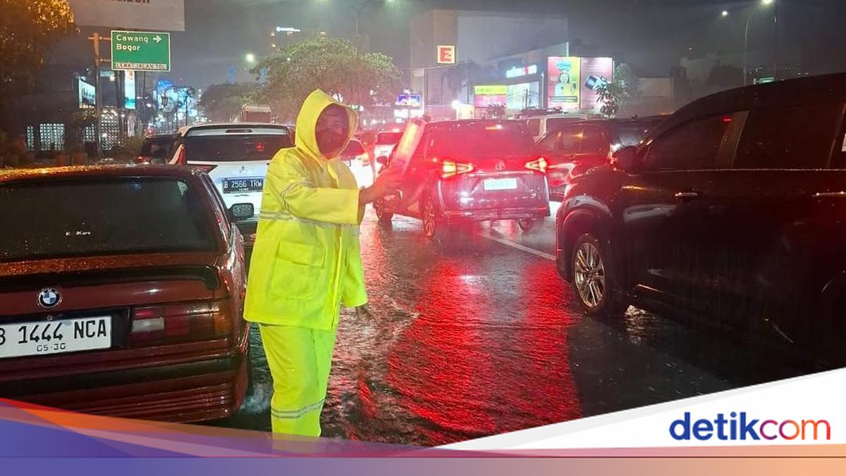 Jalan Margonda Depok Tergenang Banjir, Lalin Macet Panjang