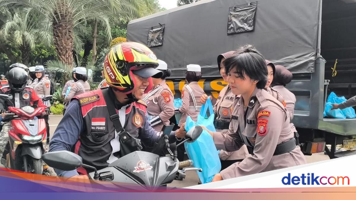 Polwan Polda Metro Bagi-bagi Sembako ke Driver Ojol Lewat 'Jumat Peduli'