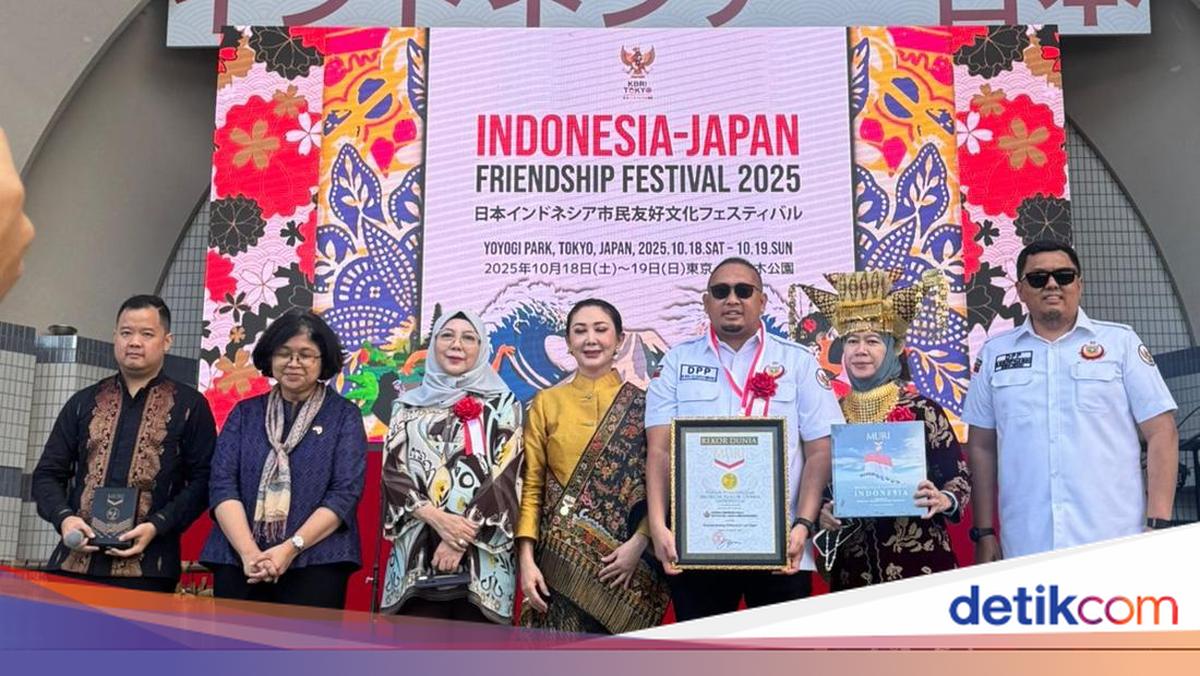 Andre Rosiade Antar IKM Pecahkan Rekor MURI Masak Rendang di Luar Negeri