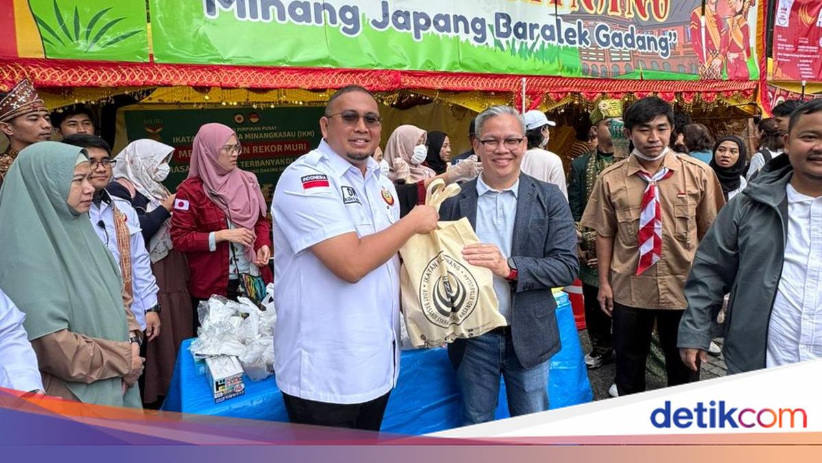 Andre Rosiade dan IKM Bagi-bagi Rendang 200 Kg di Festival Indonesia-Jepang 2025