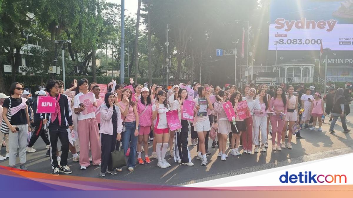Peringati Kesadaran Kanker Payudara, Warga Serba Pink Warnai CFD Jakarta