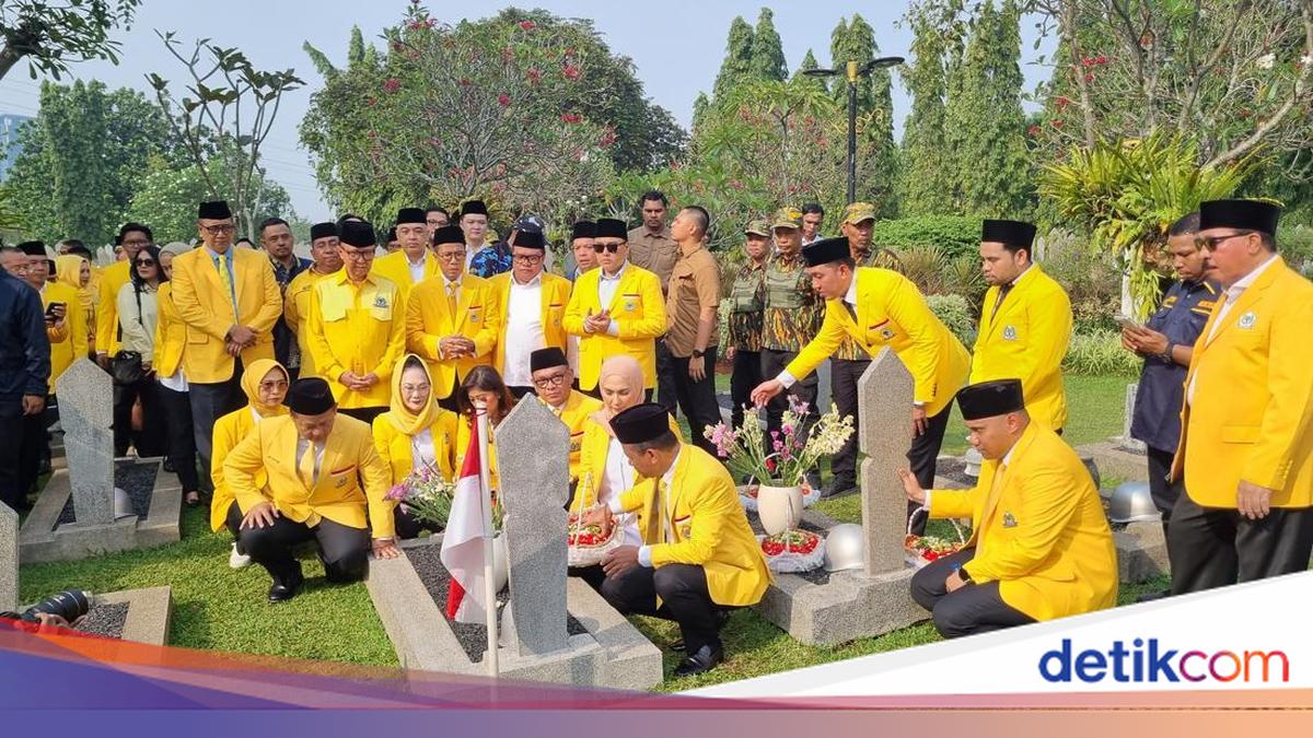 Golkar Ziarah ke TMP Kalibata di HUT ke-61, Hadiri Makam Habibie-Harmoko