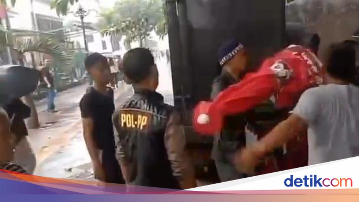 Ricuh Penertiban PKL di Alun-alun Bogor, Pedagang Tolak Dagangan Disita