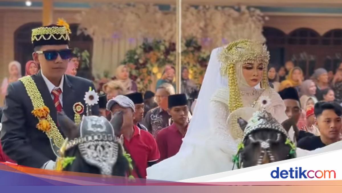 Viral Pengantin Madura Naik Kuda dan Diiringi Sapi, Simbol Status Sosial