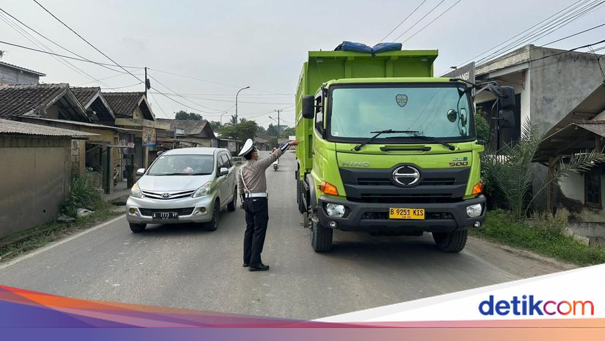 Polisi-Dishub Tertibkan Truk Tambang Langgar Jam Operasional di Serang