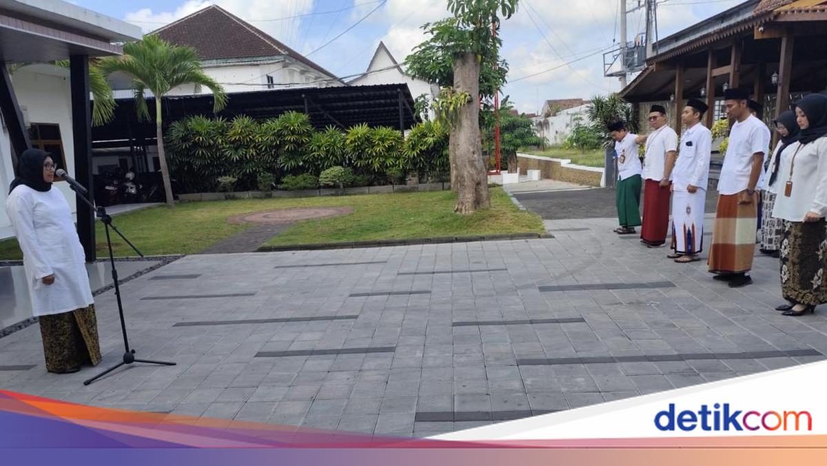 Bupati Banyuwangi Wajibkan ASN Kenakan Busana Santri Selama 5 Hari