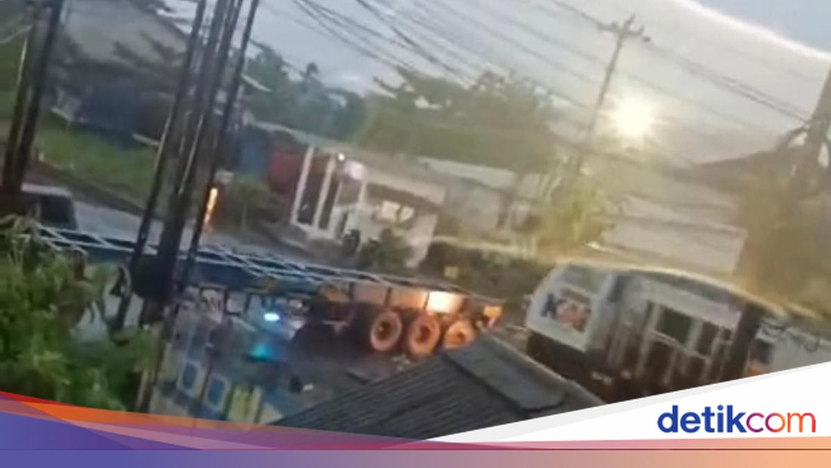 4 Fakta Tabrakan Keras KA Harina dengan Truk Trailer di Semarang