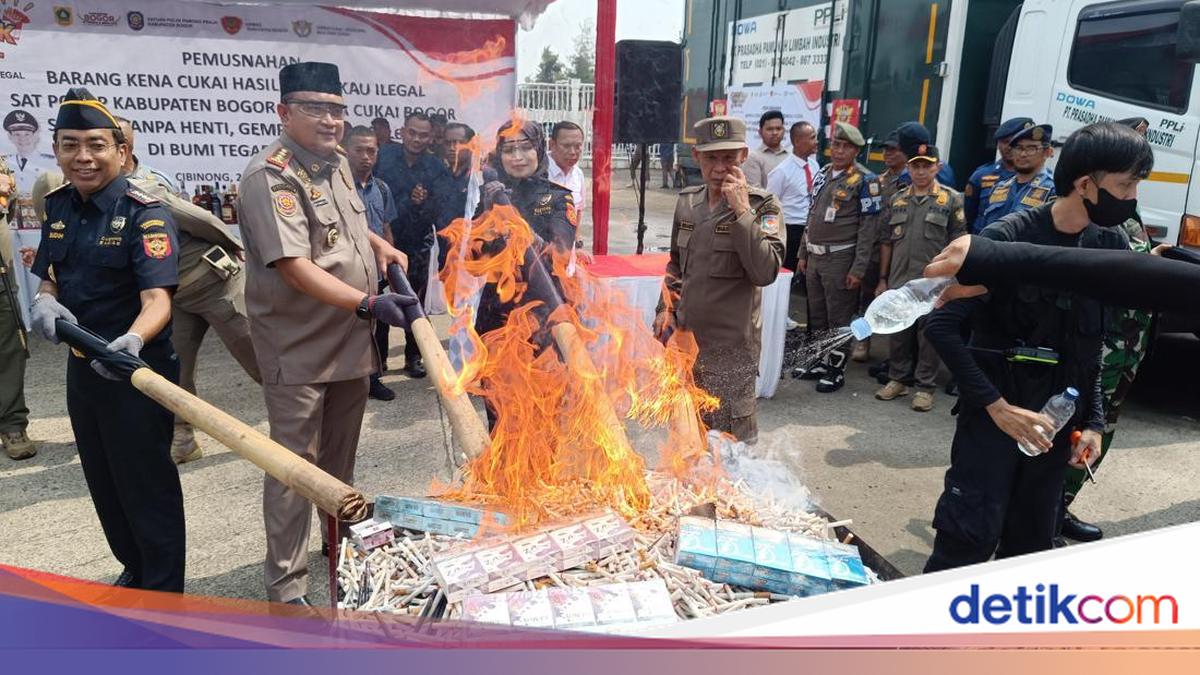 Jutaan Batang Rokok dan Miras Ilegal di Kabupaten Bogor Dimusnahkan
