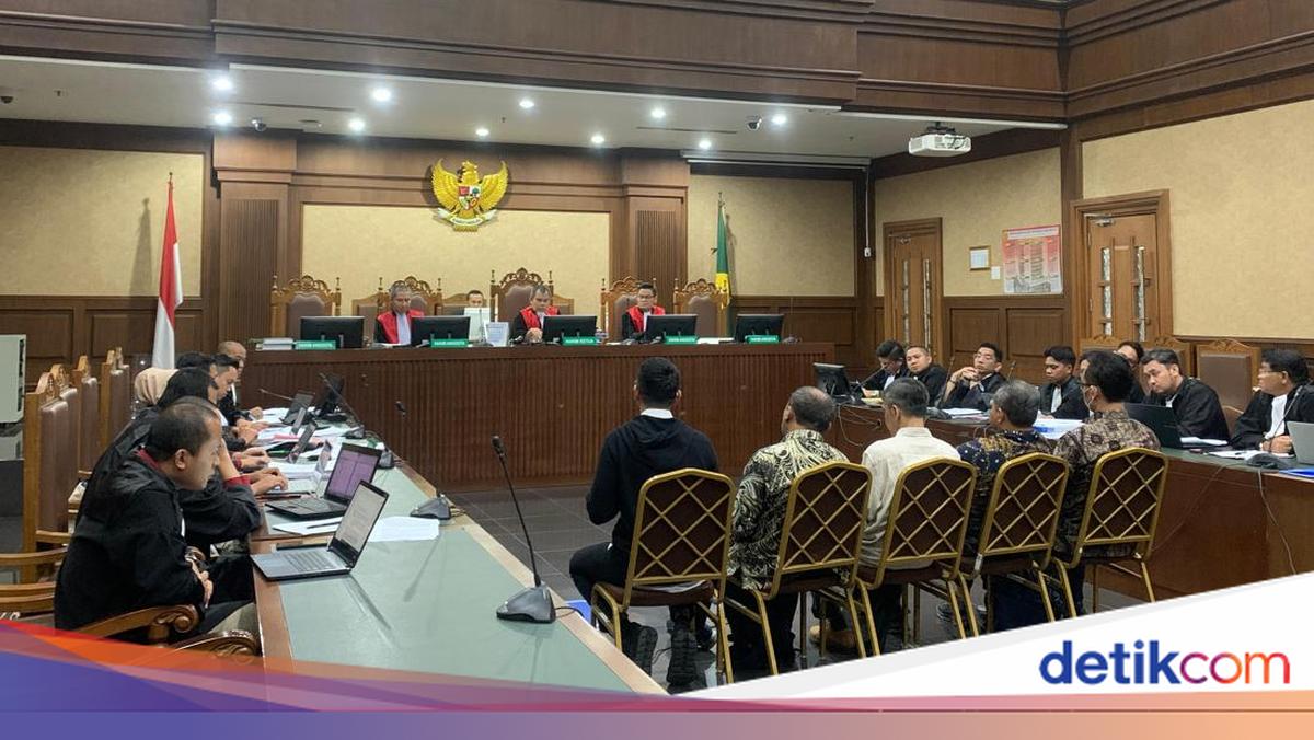 Air Mata di Sidang Korupsi Saat Sesama Hakim tapi Nasibnya Berbeda