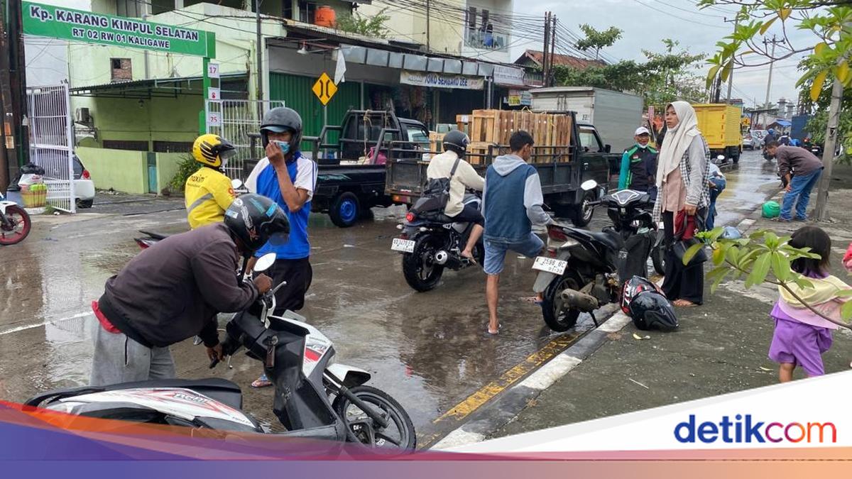 Jalur Pantura Semarang-Demak Banjir, Lalin Macet Parah 6 Kilometer