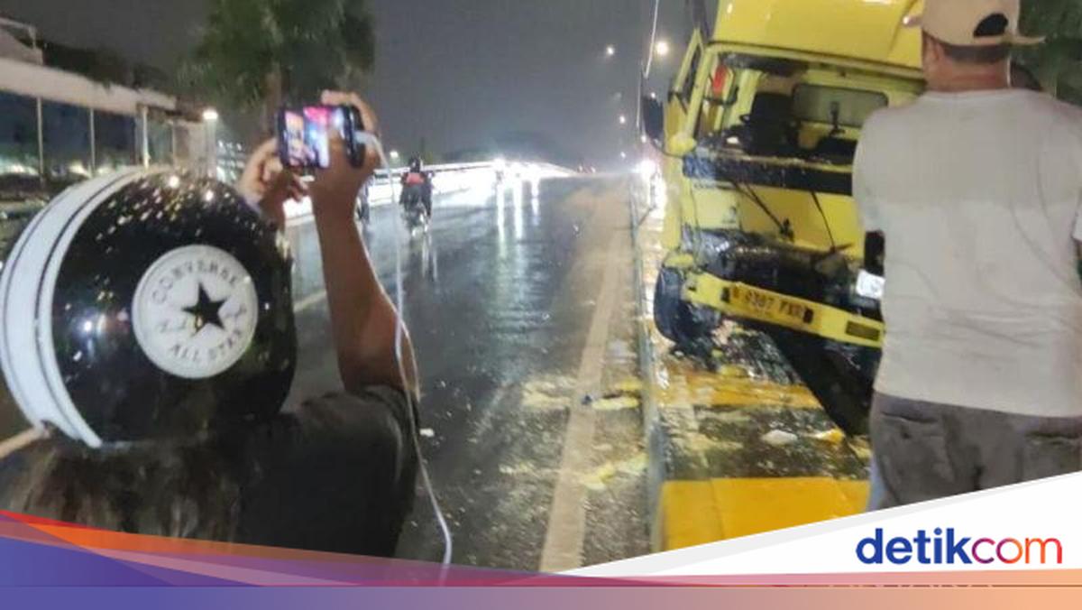 Truk Tabrak Pikap di Flyover Buaran Jaktim, Kaki Sopir Terjepit Kabin