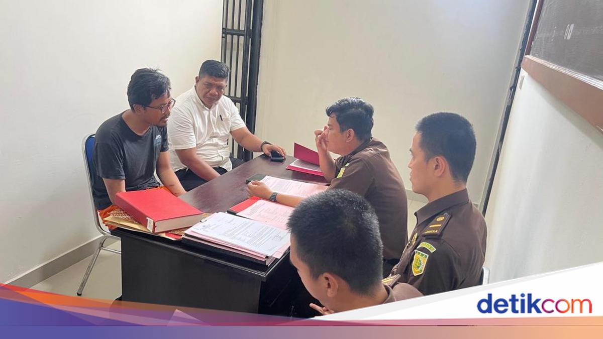 Penampakan Aditya Pembunuh Pegawai BPS Malut Saat Dilimpahkan ke Jaksa